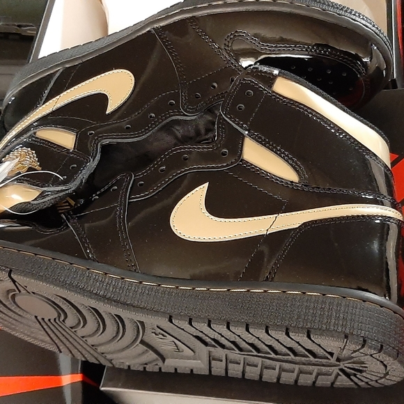 Jordan 1 Black Metallic Gold - Picture 3 of 5